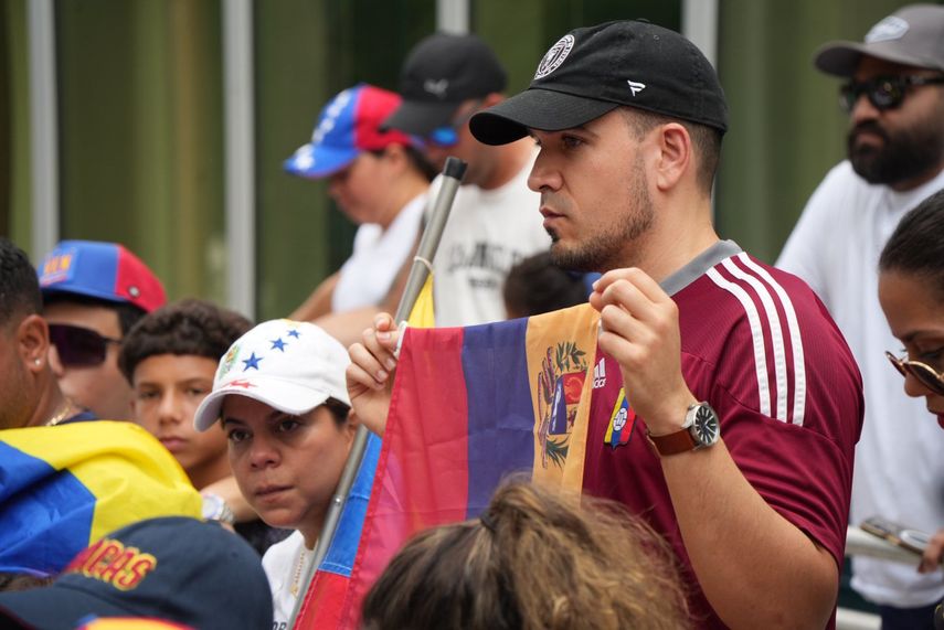 Venezolanos frente al antiguo edificio del consulado de Venezuela en Miami