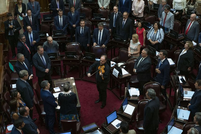 El pa&iacute;s afronta peri&oacute;dicamente crisis financieras y problemas de liquidez que la han llevado a refinanciar sus compromisos. A fines de 2001 declar&oacute; un default r&eacute;cord por algo m&aacute;s de 100.000 millones de d&oacute;lares durante la peor crisis econ&oacute;mica de su historia.