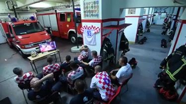 Los bomberos aprovecharon el buen momento de su selección para grabar.