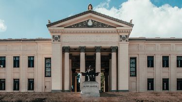 Fachada entrada principal de la Universidad de La Habana, fundada en 1728.