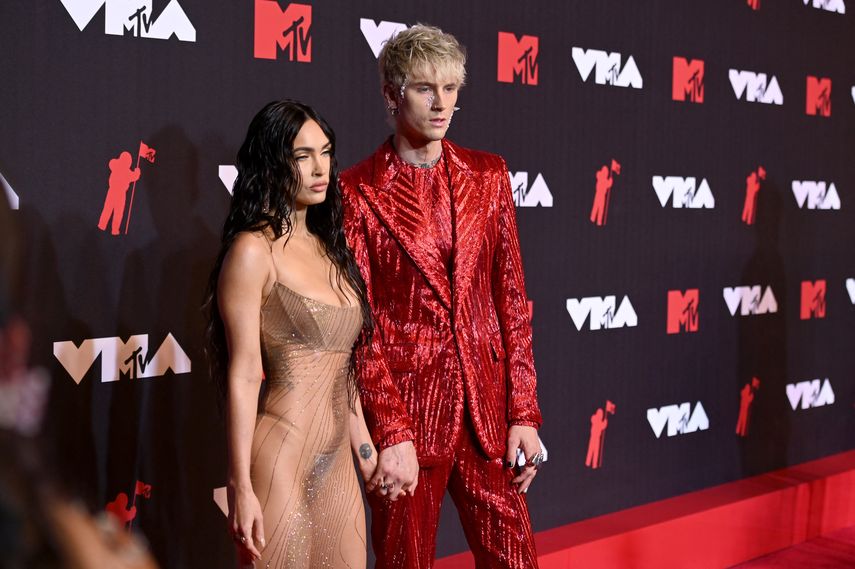 La actriz y modelo Megan Fox posa junto a su pareja Machine Gun Kelly en los VMA 2021. Firmado por Thierry Mugler, el vestido de corte midi -que se adapta como segunda piel- causó impacto en las redes sociales.