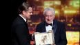 El actor estadounidense Robert De Niro recibe la Palma de Oro honorífica del actor estadounidense Leonardo DiCaprio durante la ceremonia de apertura de la 78ª edición del Festival de Cine de Cannes en Cannes, sur de Francia, el 13 de mayo de 2025.
