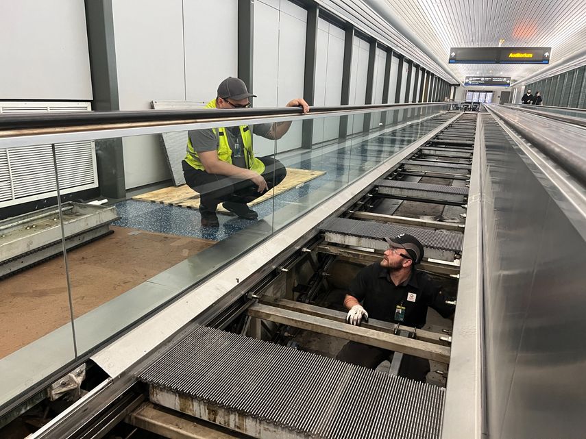 Técnicos renovando las esteras mecánicas de MIA.