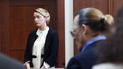 La actriz estadounidense Amber Heard testifica mientras el actor estadounidense Johnny Depp observa durante un juicio por difamación en el juzgado del circuito del condado de Fairfax en Fairfax, Virginia, el 5 de mayo de 2022.