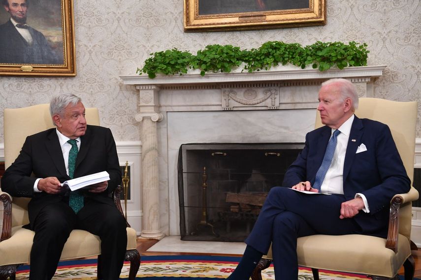 El presidente de México Andrés Manuel López Obrador dialoga con su homólogo Joe Biden.
