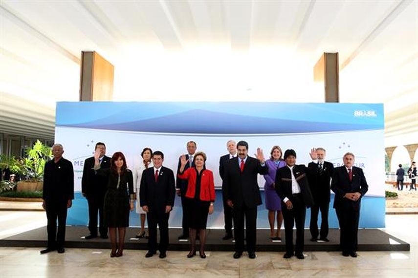 De izquierda a derecha, el presidente de Guyana, David Granger; el embajador de Suriname en Brasil, Marlon Faisal; la presidenta de Argentina, Cristina Fernández de Kirchner; la embajadora de Perú en Mercosur, Marcela López Bravo; el presidente de Para