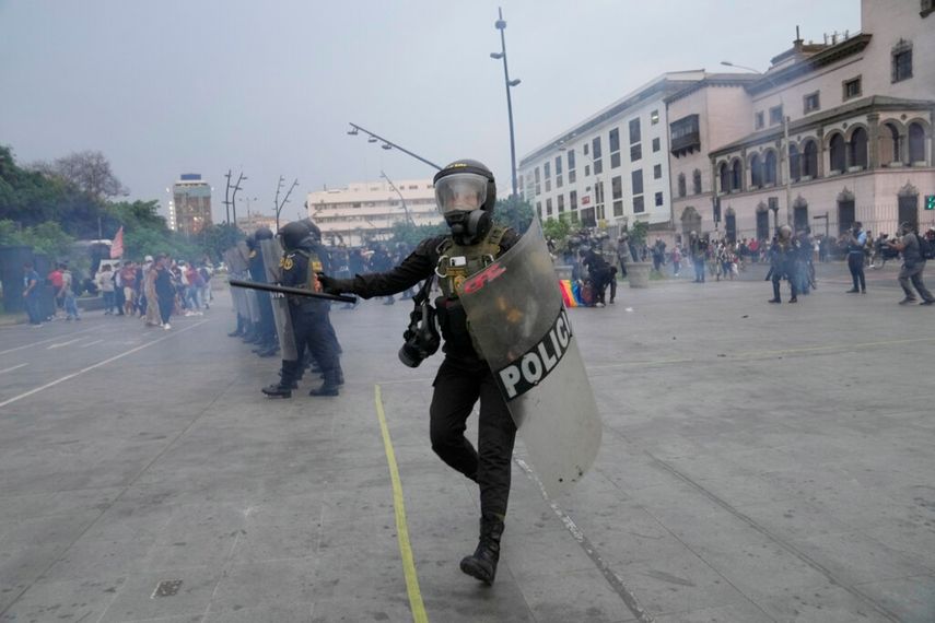 Agentes antomotines cargan contra manifestantes antigubernamentales llegados desde todo el país para protestar contra la presidenta, Dina Boluarte, en Lima, Perú.