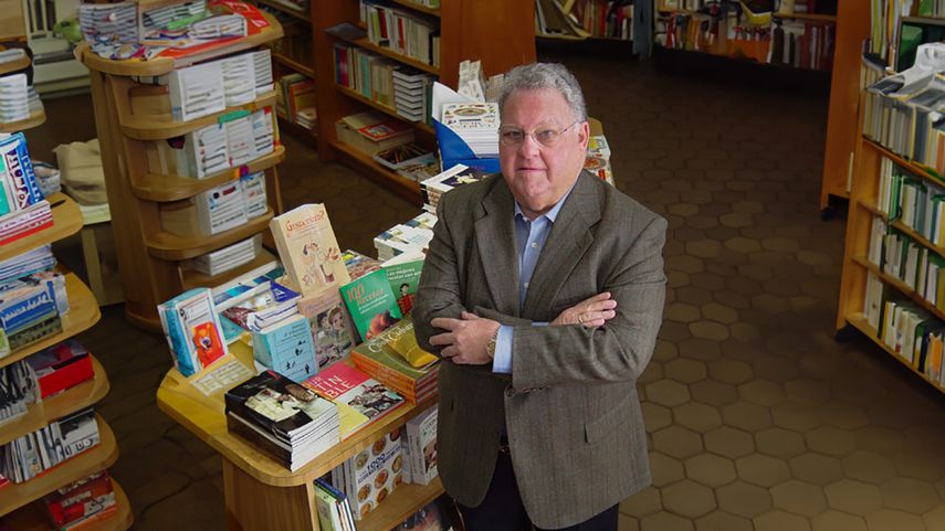 Juan Manuel Salvat, en la librería Ediciones Universal, Miami.