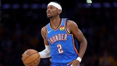 Shai Gilgeous-Alexander #2 de los Oklahoma City Thunder dribla el balón contra Los Angeles Lakers en el cuarto partido de la segunda ronda de los playoffs de la Conferencia Oeste de la NBA en el Crypto.com Arena