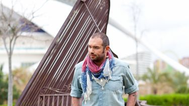 El cantautor colombiano Santiago Cruz está nominado a un Grammy Latino y goza de cientos de miles de seguidores en las redes sociales.