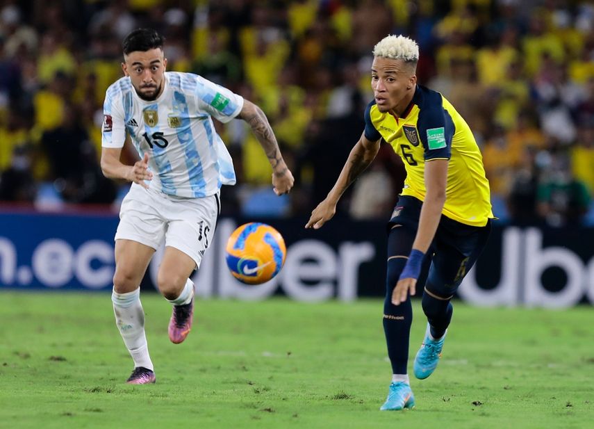 El defensor ecuatoriano Byron Castillo, derecha, disputa el balón con el argentino Nicolás González en un duelo de las eliminatorias sudamericanas para la Copa del Mundo de la FIFA, en el estadio Monumental Banco Pichincha de Guayaquil, Ecuador, el 29 de marzo de 2022.&nbsp;