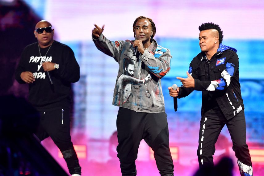 Gente de Zona y Yotuel se presentan en el escenario de los Premios Juventud 2021, en el Watsco Center de Coral Gables, Florida, el 22 de julio de 2021, para cantar Patria y vida.