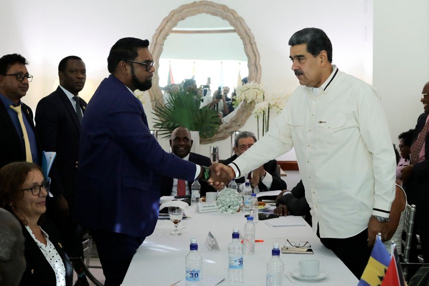 El presidente de Guyana, Mohamed Irfaan Ali, y el dictador de Venezuela, Nicolás Maduro.&nbsp;