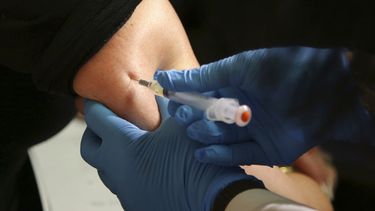 En esta imagen del 27 de marzo de 2019, una mujer recibe una vacuna contra sarampión, paperas y rubéola en el Departamento de Salud del condado de Rockland, en Pomona, Nueva York.