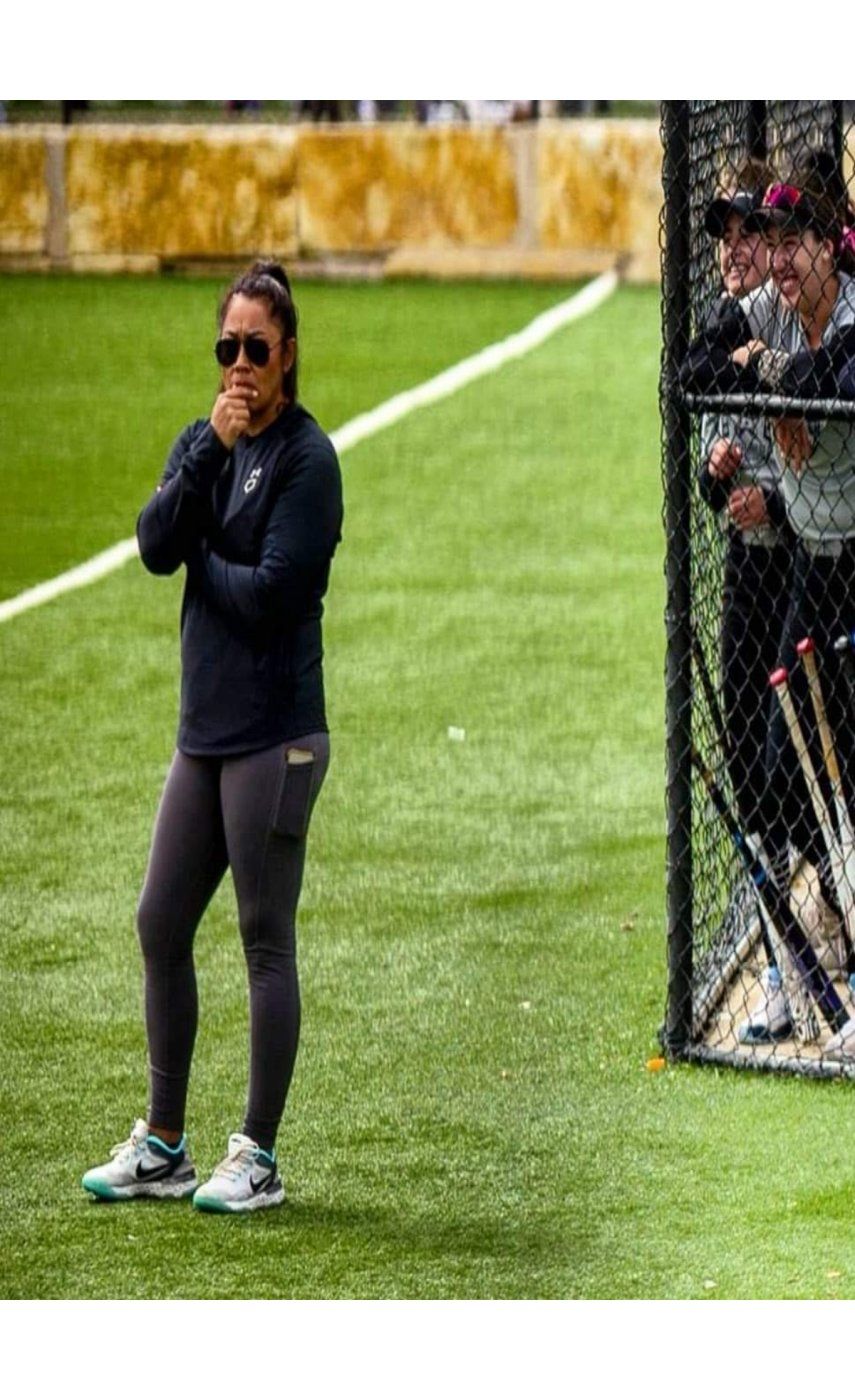 Amanda Kamekona jugó con dos años con Cal State- Fullerton antes de transferirse a UCLA en 2018. Los Guardianes de Cleveland esperan que sus conocimientos en el bateo incrementen el nivel de sus jugadores en las menores