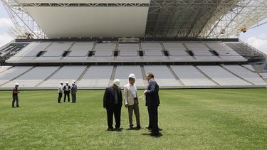 El secretario general de la FIFA Jerome Valcke (der. sin casco) y el ministro de deportes de Brasil Aldo Rebelo (centro) inspeccionan el estadio de Sao Paulo que será usado en la Copa Mundial de fútbol el 20 de enero del 2014. A 100 días del Mundial. (