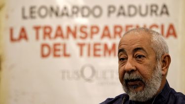 El escritor cubano&nbsp;Leonardo&nbsp;Padura, durante una conferencia de prensa sobre su nueva novela La transparencia del tiempo este 8 de marzo de 2018, en Ciudad de México.