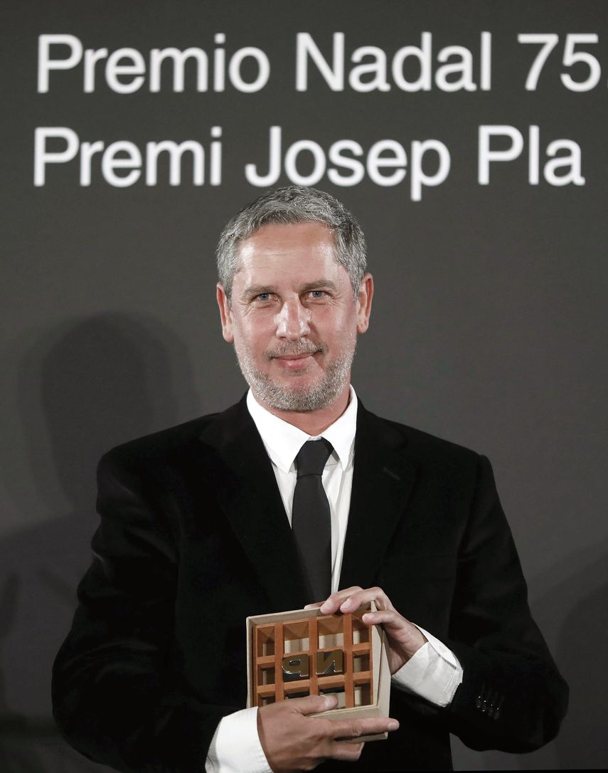 El escritor argentino Guillermo Martínez se alzó con el Premio Nadal con la novela Los crímenes de Alicia.