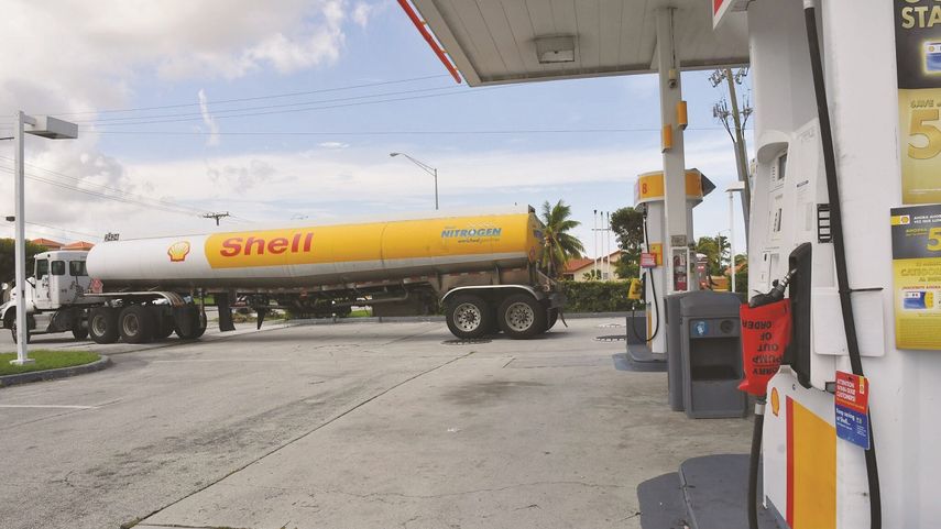 Camiones cisterna llevan el combustible hacia las gasolineras de Florida que están en funcionamiento.