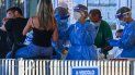 Los turistas en una motocicleta (L) que regresan de Cerdeña en ferry se someten a una prueba obligatoria con hisopo el 23 de agosto de 2020 en el puerto de Civitavecchia, al noroeste de Roma, durante la infección por COVID-19, causada por el nuevo coronavirus. Italia ha registrado 1.071 nuevos casos de coronavirus en las últimas 24 horas, rompiendo la barrera simbólica de los 1.000 casos por día por primera vez desde el 12 de mayo, según un informe oficial publicado el 22 de agosto de 2020. El 61% (de estos nuevos casos) están vinculados a retornos de vacaciones, y más específicamente el 45% (97 casos) se refieren a retornos de la isla de Cerdeña, que se había salvado de la primera ola del virus pero donde han contribuido las idas y venidas de turistas y juerguistas descuidados a la propagación del virus. Los turistas en una motocicleta (L) que regresan de Cerdeña en ferry se someten a una prueba obligatoria con hisopo el 23 de agosto de 2020 en el puerto de Civitavecchia, al noroeste de Roma, durante la infección por COVID-19, causada por el nuevo coronavirus. Italia ha registrado 1.071 nuevos casos de coronavirus en las últimas 24 horas, rompiendo la barrera simbólica de los 1.000 casos por día por primera vez desde el 12 de mayo, según un informe oficial publicado el 22 de agosto de 2020. El 61% (de estos nuevos casos) están vinculados a retornos de vacaciones, y más específicamente el 45% (97 casos) se refieren a retornos de la isla de Cerdeña, que se había salvado de la primera ola del virus pero donde han contribuido las idas y venidas de turistas y juerguistas descuidados a la propagación del virus.