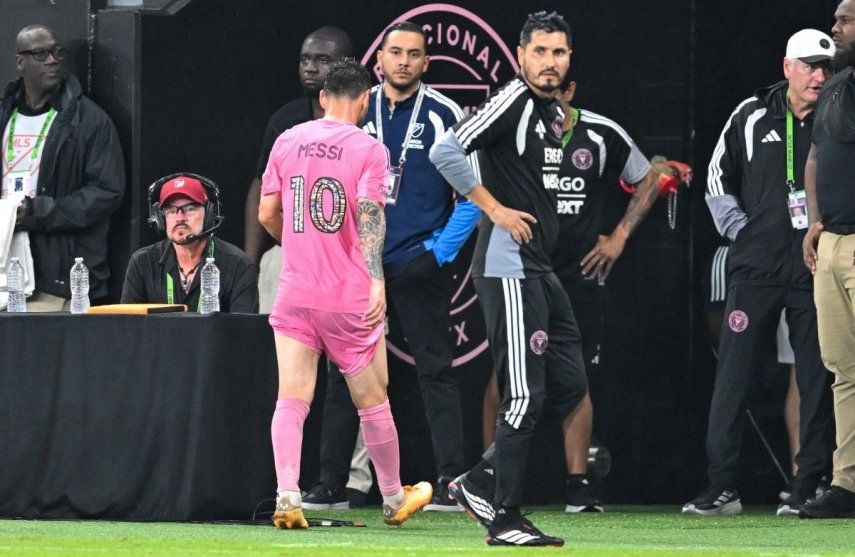 El delantero argentino del Inter Miami, Lionel Messi, número 10, abandona el campo durante el partido de la temporada regular de la Major League Soccer (MLS) entre el Inter Miami CF y el Philadelphia Union en el Nu Stadium de Miami, Florida, el 24 de mayo de 2026. Lionel Messi tuvo que abandonar el partido del Inter Miami contra el Philadelphia Union