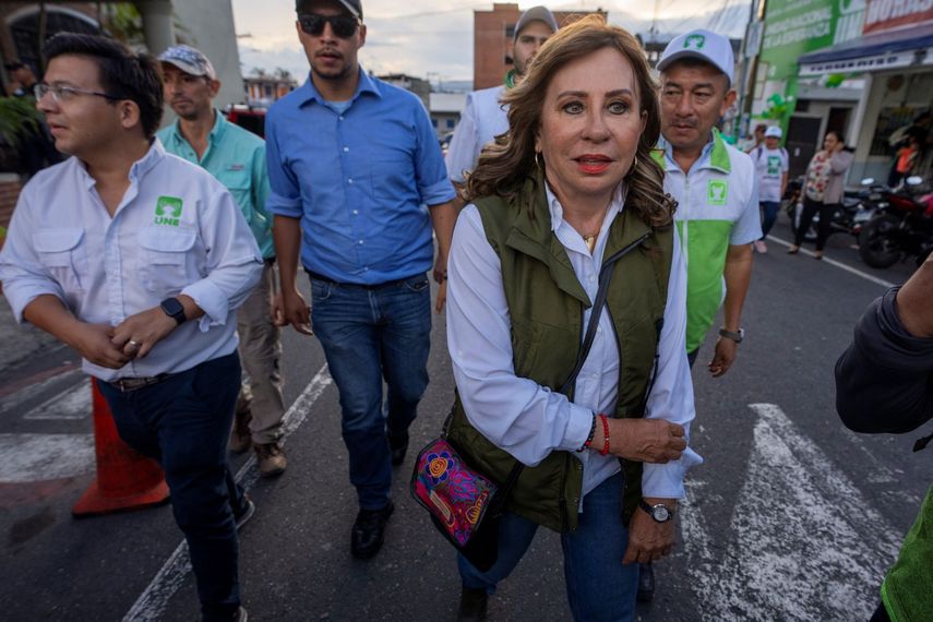 Sandra Torres, candidata presidencial del partido Unidad Nacional de la Esperanza, UNE, llega a un mitin de campaña en Santa Catarina Pinula, Guatemala.