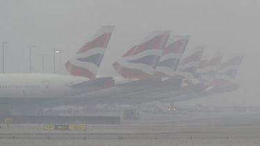 cancelan otros cien vuelos en londres por la densa niebla