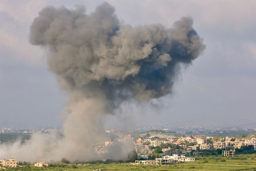 Humo sale del lugar de un ataque aéreo israelí en Líbano.