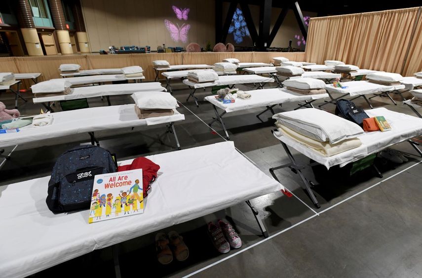 Una zona de dormir dentro del centro de convenciones de Long Beach, en California, el jueves 22 de abril de 2021, lista para recibir a niños migrantes que fueron detenidos en la frontera sur de Estados Unidos.