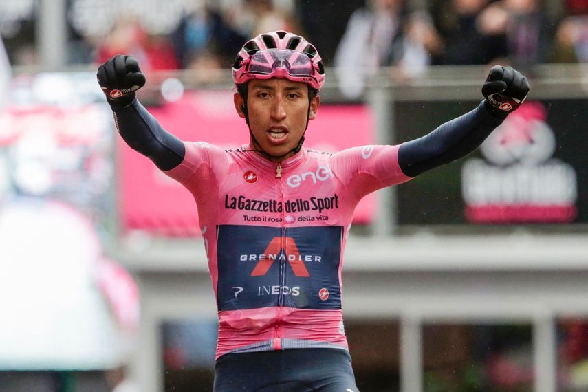 El colombiano líder del Team Ineos, Egan Bernal, celebra al cruzar la línea de meta para ganar la 16ª etapa de la carrera ciclista Giro dItalia 2021, 153 km entre Sacile y Cortina dAmpezzo el 24 de mayo de 2021. &nbsp; &nbsp;