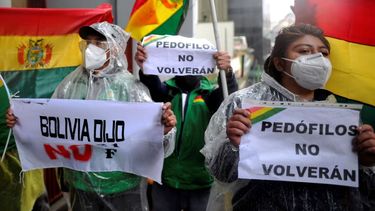 Activistas y opositores al expresidente boliviano Evo Morales, protestan frente a la Corte de Justicia de Bolivia en La Paz el 7 de septiembre de 2020. Un juez boliviano confirm&oacute; el lunes que el expresidente Evo Morales no es elegible para postularse para el Senado en las elecciones del 18 de octubre. dijo el gobierno.