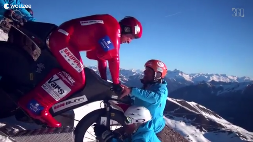 La bicicleta pudo pasar el terreno cubierto de tierra, piedras y nieve sin ningún incidente. (Captura de video)
