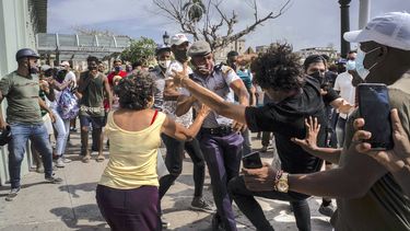 La policía detiene a un manifestante contra el régimen el domingo 11 de julio de 2021 durante una protesta en La Habana, Cuba.&nbsp;
