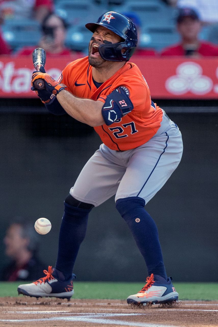 El venezolano José Altuve hace un gesto de dolor al recibir un pelotazo en la rodilla izquierda durante un juego contra los Ángeles de Los Ángeles en Anaheim, California, 14 de julio de 2022. &nbsp; &nbsp;