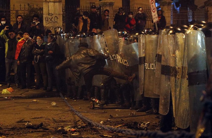 Un manifestante patea los escudos de la polic&iacute;a durante una protesta contra la reelecci&oacute;n del presidente Evo Morales en La Paz, Bolivia, el jueves 24 de octubre de 2019.