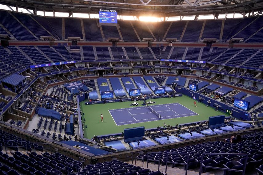 En esta imagen de archivo, tomada el 13 de septiembre de 2020, el alemán Alexander Zverev (izquierda) devuelve la pelota al austríaco Dominic Thiem en la final masculina del Abierto de Estados Unidos, que se disputó sin público, en Nueva York
