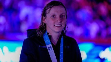 La estadounidense Katie Ledecky sonríe tras la final de los 800 metros libres femenino de las pruebas olímpicas de Estados Unidos, el sábado 22 de junio del 2024.