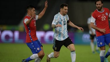 El argentino Lionel Messi está marcado por los chilenos Tomás Alarcón (izq.) y Ben Brereton durante el partido de la fase de grupos del torneo de fútbol Conmebol Copa América&nbsp;