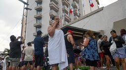 Los turistas permanecen en el exterior tras evacuar sus hoteles durante un terremoto de magnitud 6,5 en Acapulco, estado de Guerrero, México, el 2 de enero de 2026.