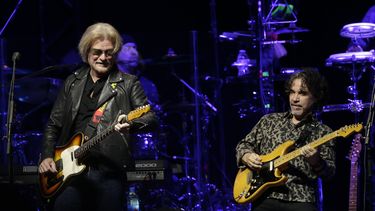 Daryl Hall y John Oates, del dúo Hall & Oats, tocan en Glendale, Arizona, el 17 de julio de 2017. El dúo detrás de éxitos como Private Eyes, Rich Girl y Maneater reanuda su gira estadounidense el jueves 5 de agosto de 2021 en Mansfield, Massachusetts.