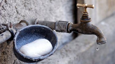 Una tubería de plomo suministra agua para lavarse las manos.&nbsp;