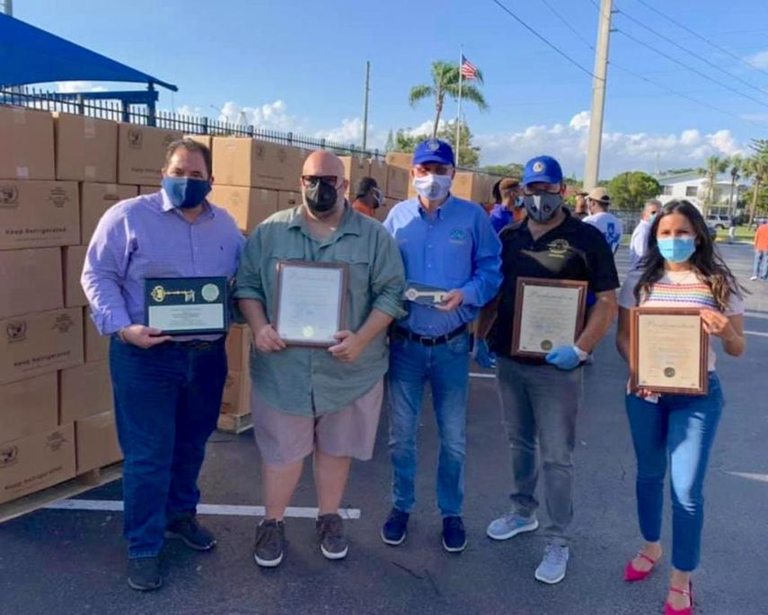 De izquierda a derecha, el alcalde de North Miami Beach, Anthony F. DeFillipo; el director de Helping Florida, Geo Herrera;&nbsp;el alcalde de la ciudad de Medley, Roberto Martell; Luis Suárez, presidente de Suárez Museum of Natural Science & History; y Kimberly Gómez, de Chen Senior Medical Center.&nbsp;
