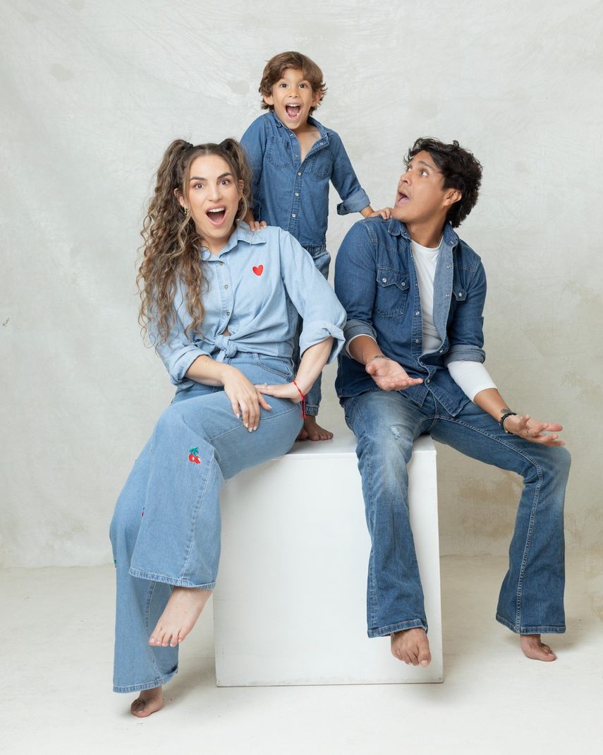 Periko y Jessi León, junto a su hijo Milo.