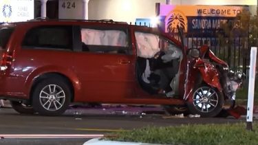 se muestra uno de los vehículos afectados tras el choque.