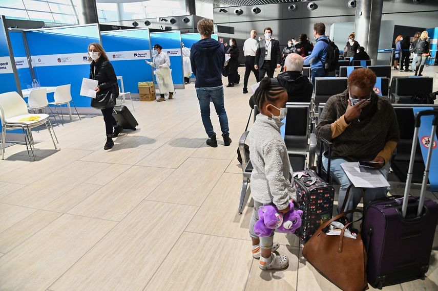 Los pasajeros que acaban de aterrizar desde Nueva York en un vuelo de Alitalia esperan para&nbsp; someterse a una prueba rápida de hisopado de antígeno para COVID-19.