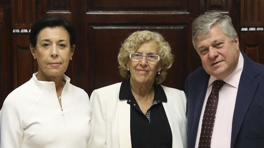 La alcaldesa de Madrid, Manuela Carmena, junto a Antonieta Mendoza y Leopoldo López&nbsp;