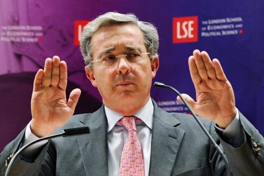 Uribe, senador y líder del opositor partido Centro Democrático, es uno de los principales críticos del proceso de paz que el Gobierno y las FARC. Foto EFE. 