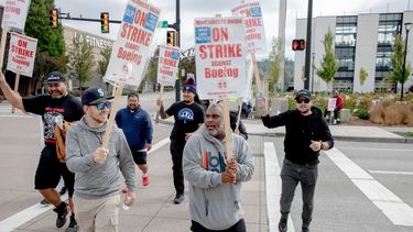 Empleados de Boeing exhiben carteles de la huelga afuera de una de las instalaciones del fabricante estadounidense de aviación.