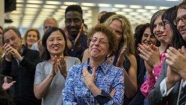 Fotografía cedida por The New York Times de Susan Chira, de la sala de redacción, quien es aplaudida por sus colegas luego de que el periódico ganara el Premio Pulitzer de Servicio Público en Nueva York, EEUU.