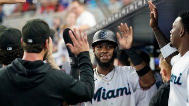 Bryan De La Cruz es felicitado por sus compañeros luego de su cuadrangular de dos carreras para los Marlins de Miami en el juego ante los Filis de Filadelfia, el domingo 9 de julio de 2023.